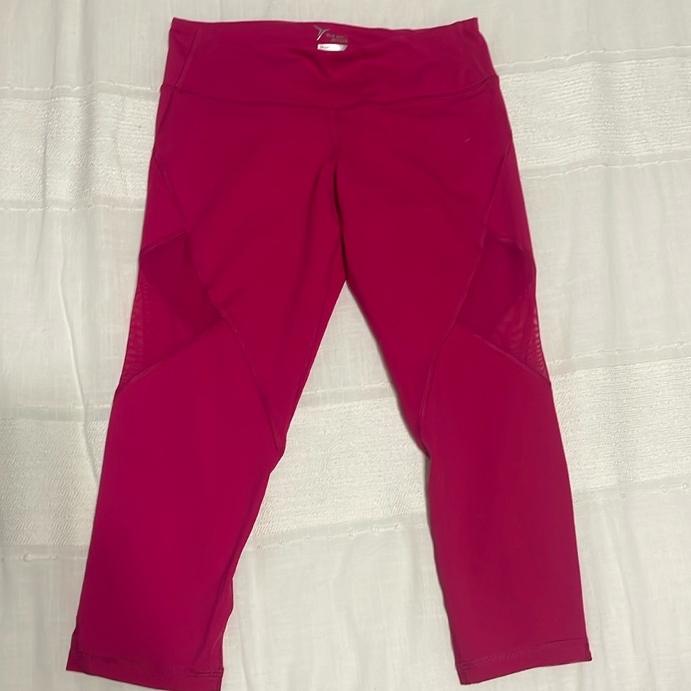 Old Navy Active go-dry fitted leggings, capri, size medium, magenta